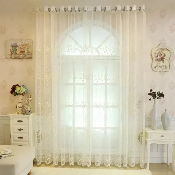 rideau en tulle brodé